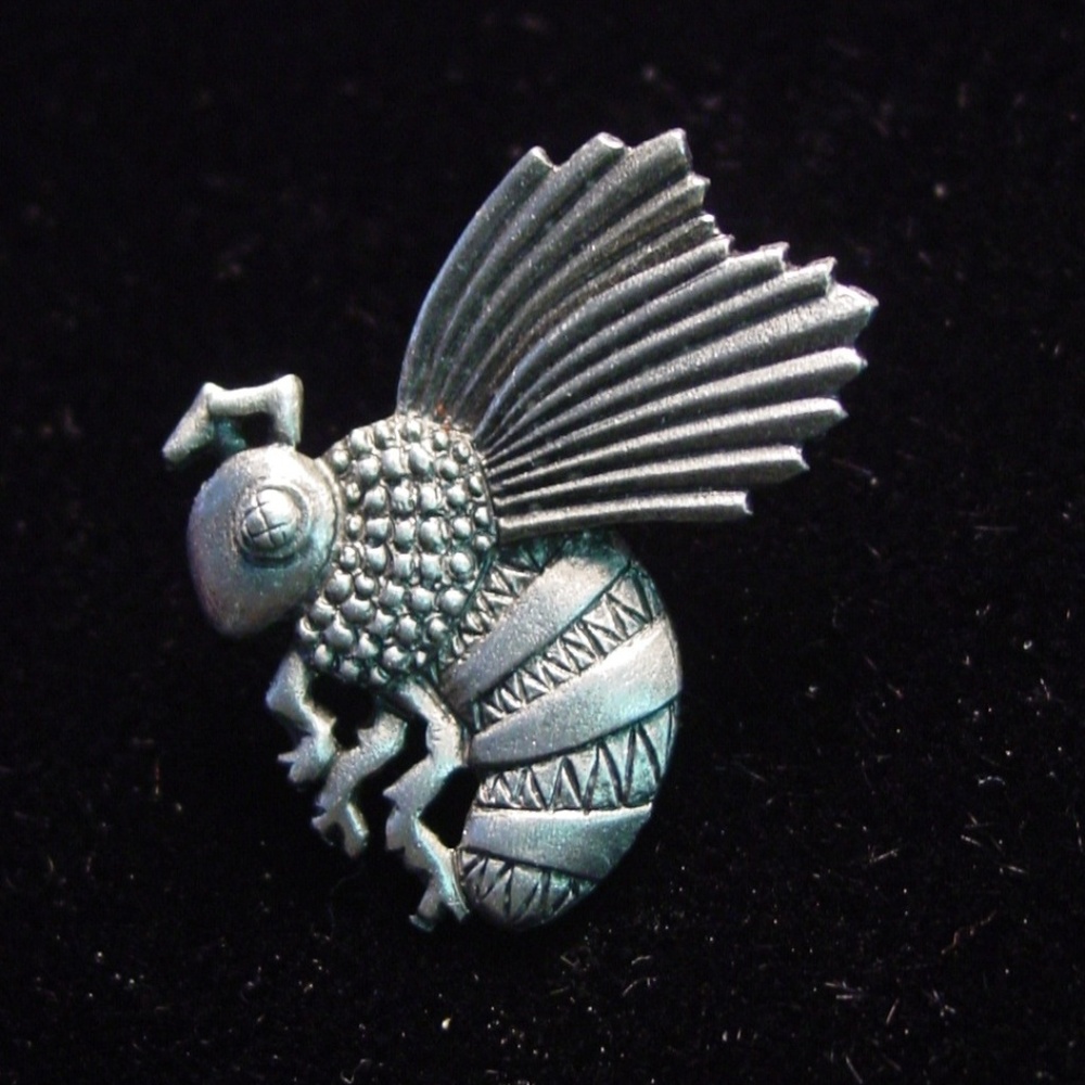 COPY - 🌸 3/$12 🐝 ‘Flying Bee' Tack Pin